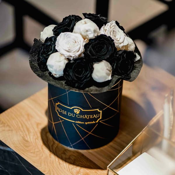 Black Modern Wieczne Piwonie Bouquet w Industrialnym Boxie