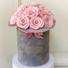 Bladoróżowe Wieczne Róże Bouquet w Antracytowym Flokowanym Boxie