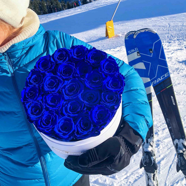 Blaue Ewige Rosen in weißer  Rosenbox Large