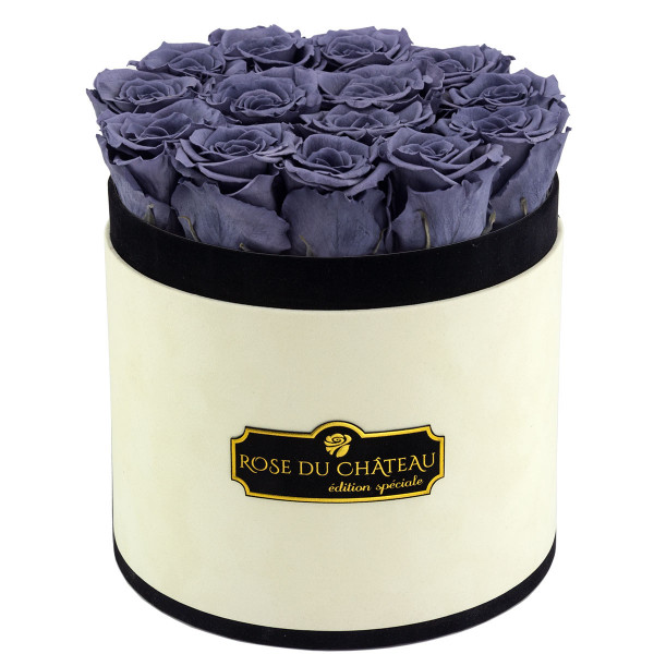 Šedé věčné růže v béžovém flowerboxu