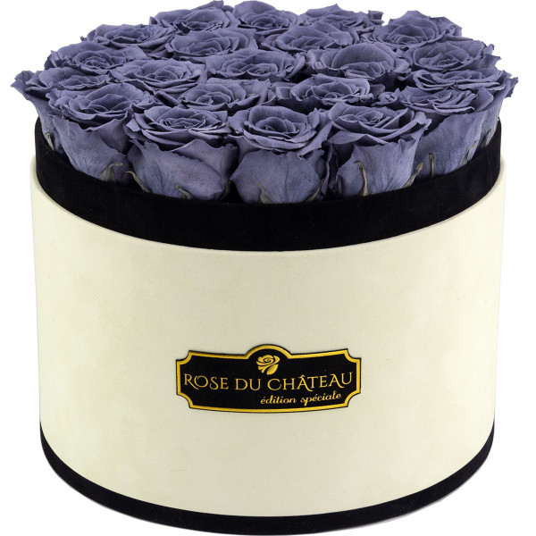 Šedé věčné růže ve velkém béžovém flowerboxu