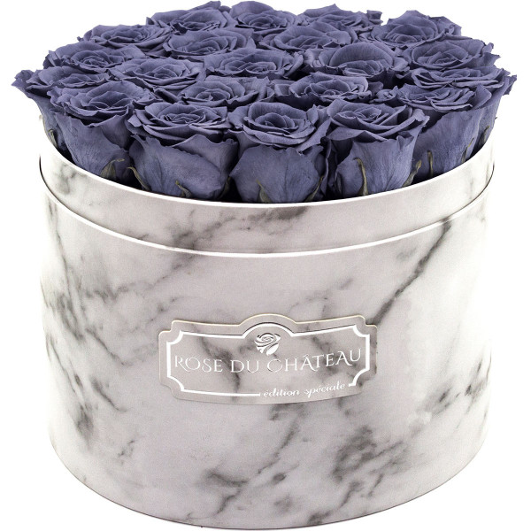 Černé věčné růže ve velkém bílém mramorovém flowerboxu
