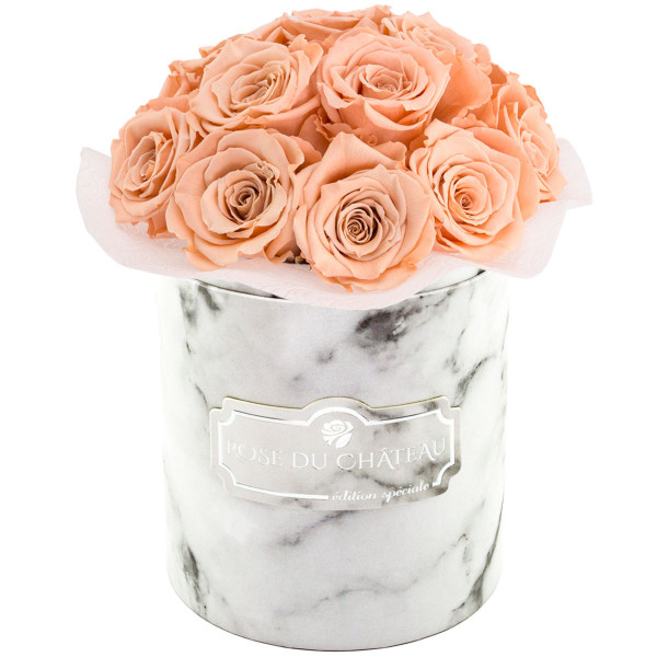 Čajové věčné růže v malém bílém mramorovém flowerboxu