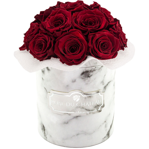 Červené věčné růže bouquet v malém bílém mramorovém flowerboxu