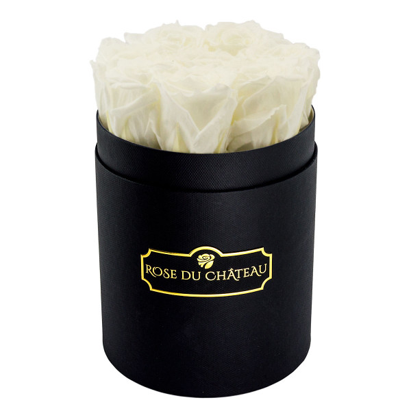 Bílé věčné růže v malém černém flowerboxu