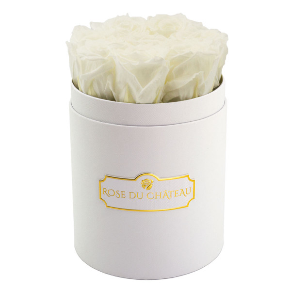 Bílé věčné růže v malém bílém flowerboxu