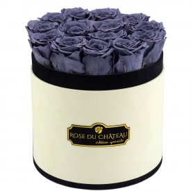 Šedé věčné růže v béžovém flowerboxu