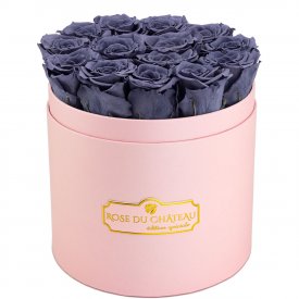 Šedé věčné růže v růžovém flowerboxu
