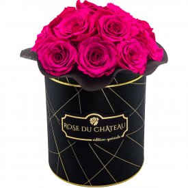 Růžové věčné růže bouquet v malém černém flowerboxu