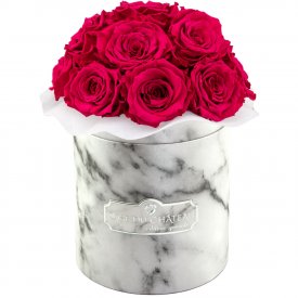 Růžové věčné růže bouquet v malém bílém mramorovém flowerboxu
