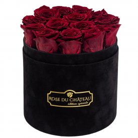 Červené věčné růže v černém kulatém flowerboxu