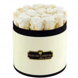 Bílé věčné růže v béžovém flowerboxu