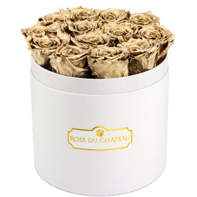 Zlaté věčné růže v bílém kulatém flowerboxu