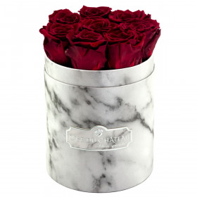 Červené věčné růže v malém bílém mramorovém flowerboxu