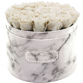 Bílé věčné růže ve velkém bílém mramorovém flowerboxu