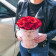 Červené věčné růže bouquet v malém bílém mramorovém flowerboxu
