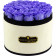 Modré věčné růže ve velkém bílém mramorovém flowerboxu