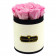 Světle růžové věčné růže v malém béžovém flowerboxu