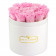 Světle růžové věčné růže v bílém kulatém flowerboxu