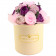 Červené věčné růže bouquet v malém bílém flowerboxu