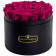 Růžové věčné růže ve velkém černém flowerboxu