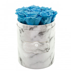 Azurblaue Ewige Rosen in weißer marmorierter Rundbox Small