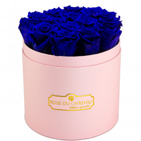 Blaue ewige rosen in rosafarbener Rosenbox