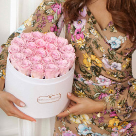 Zartrosafarbene Ewige Rosen in weißer Rosenbox Large