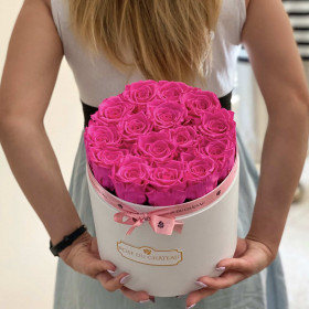 Rosafarbene Ewige Rosen in weißer Rundbox